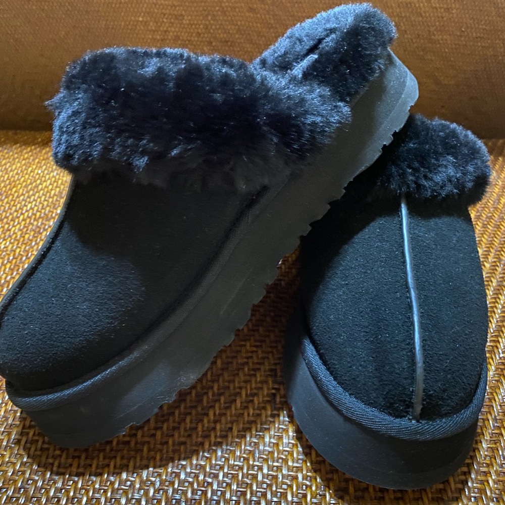 UGG Women’s Black Disquette Faux-Fur Slide Platform Slippers